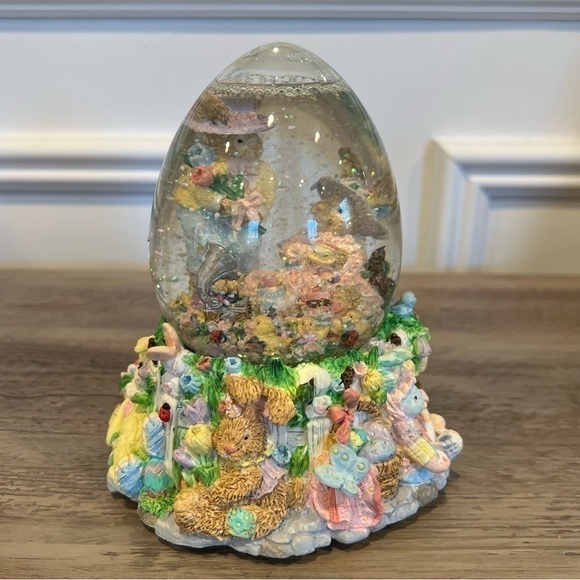 Easter/Spring Musical Water Globe Easter Bunny Water Globe - Picture 6 of 17